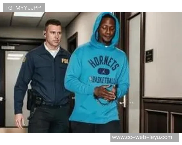 美媒发布AI合成图罗齐尔庭审前手铐黄蜂连帽衫造型引关注