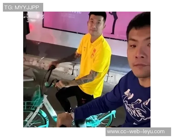 刘殿座与王大雷亲密见面，两位球员的孩子们一起享受网球乐趣