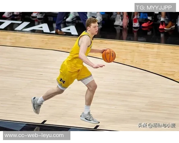 沃尔夫表现出色27号秀10投6中三分全中助力球队赢得比赛